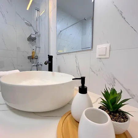 The First House アパート