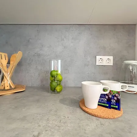 アパート The First House